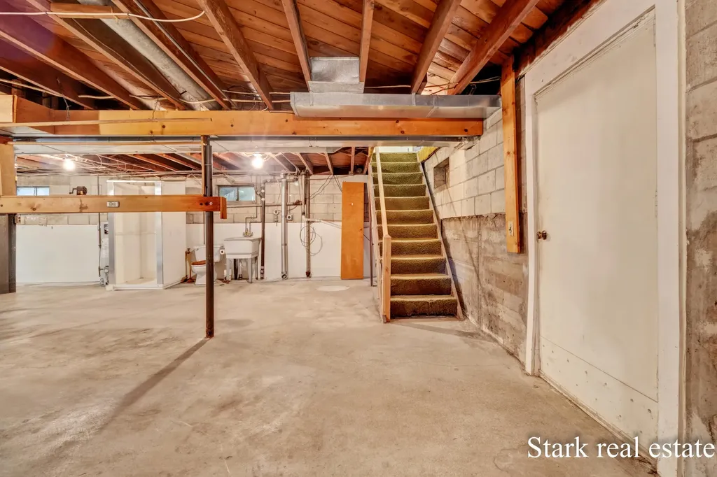 225 Sunset Hills Avenue NW Walker City MI 49534