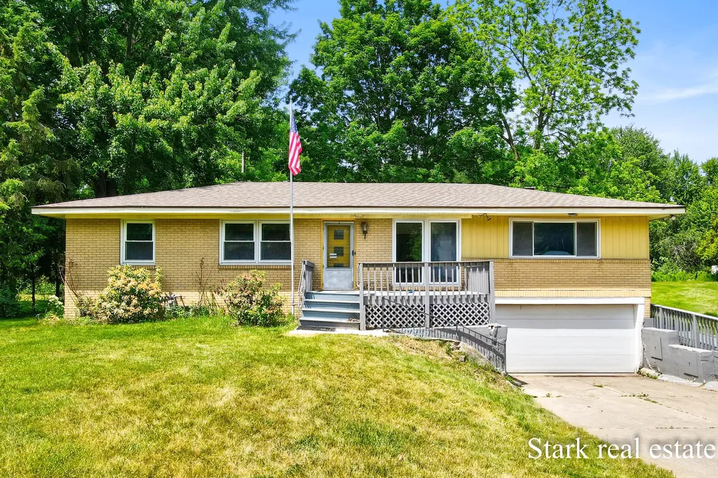 225 Sunset Hills Avenue NW Walker City MI 49534