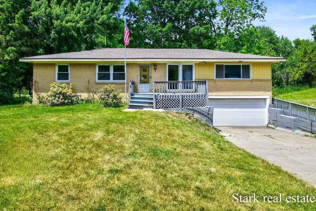 225 Sunset Hills Avenue NW Walker City MI 49534