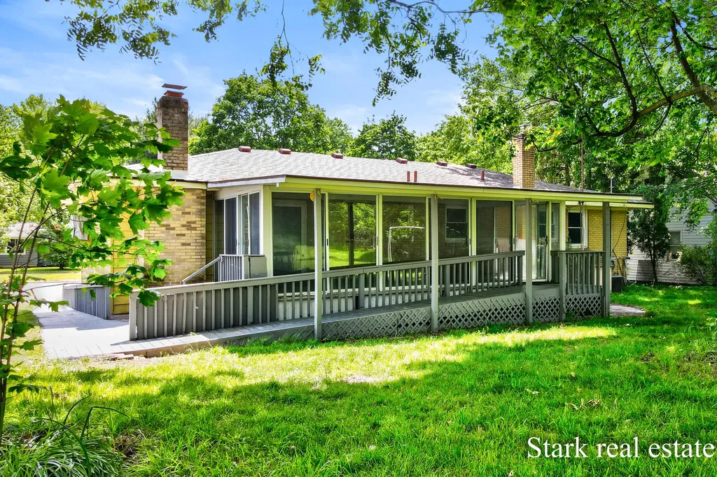 225 Sunset Hills Avenue NW Walker City MI 49534