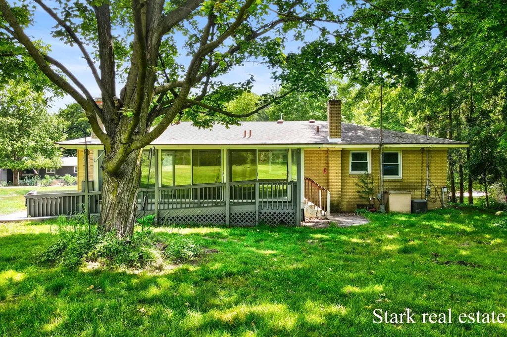 225 Sunset Hills Avenue NW Walker City MI 49534