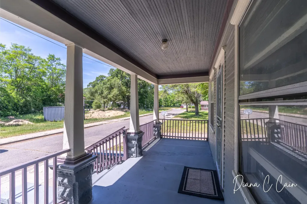504 Mclaren Street Muskegon City MI 49442