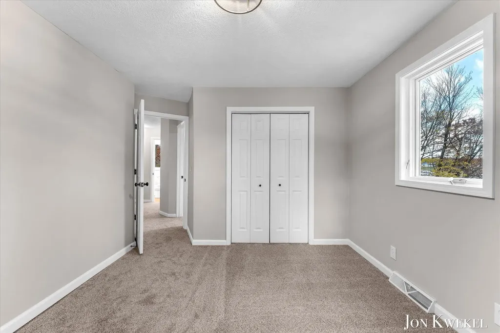 2687 Dunnigan Avenue NE Grand Rapids Charter Township MI 49525