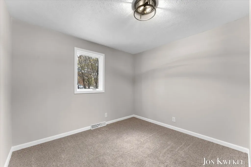 2687 Dunnigan Avenue NE Grand Rapids Charter Township MI 49525