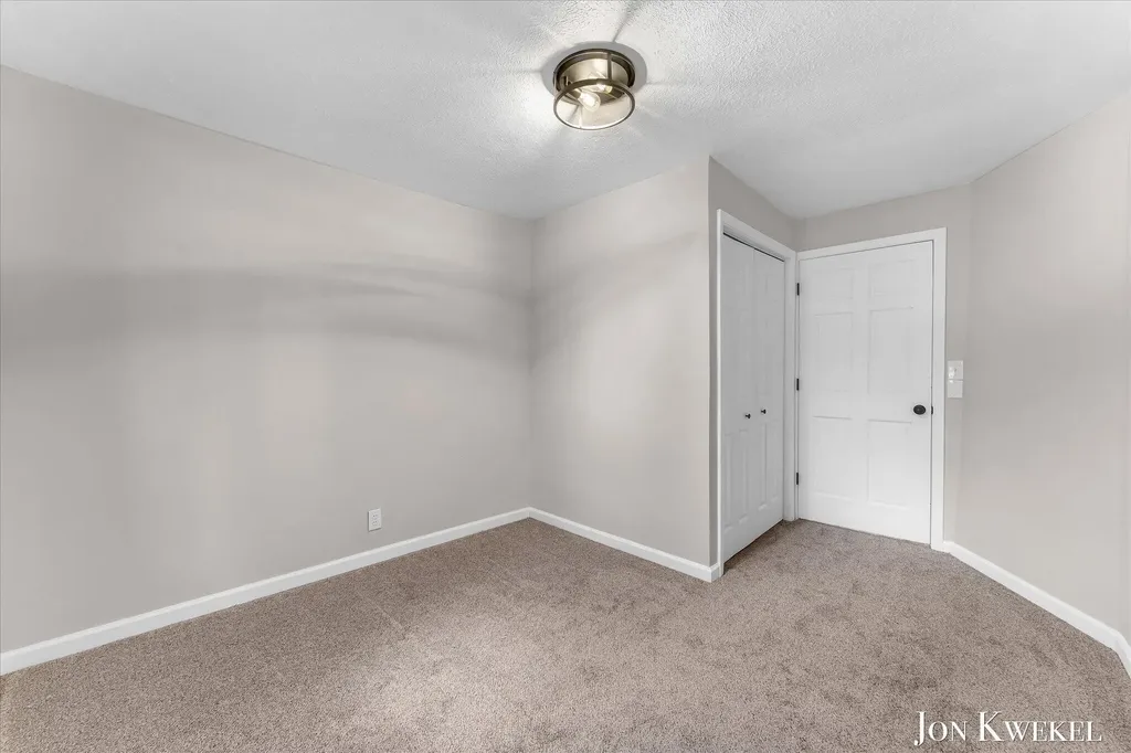 2687 Dunnigan Avenue NE Grand Rapids Charter Township MI 49525