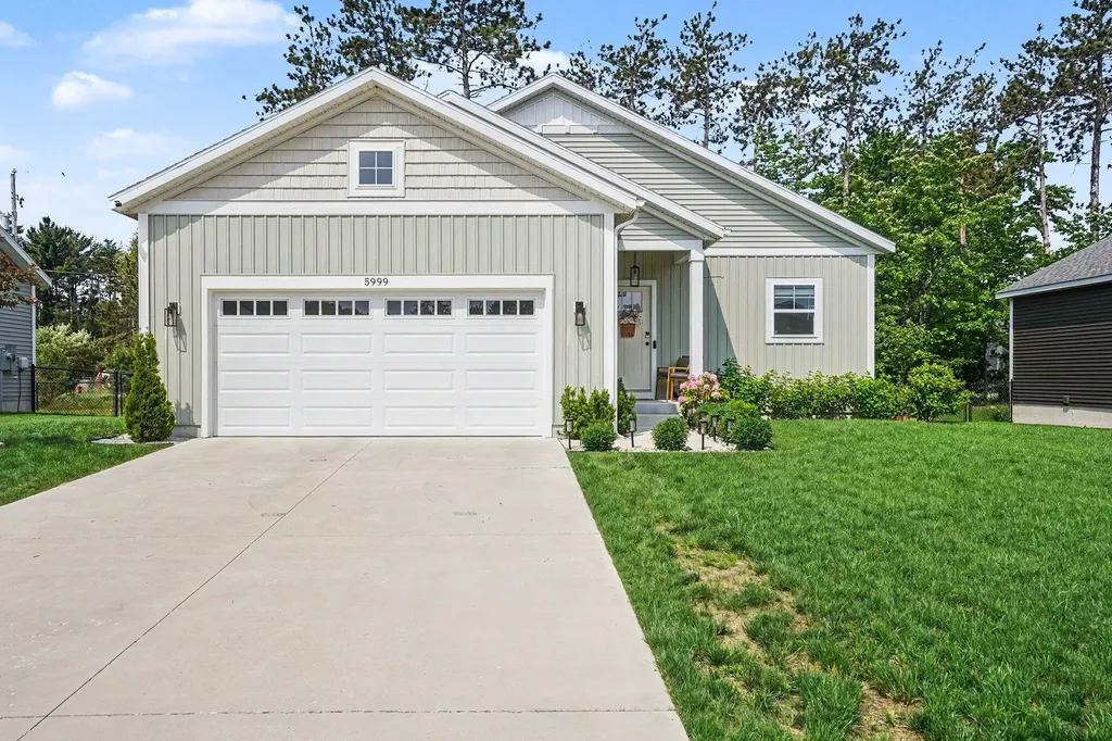 5999 N Bear Den Trail Fruitport Charter Township MI 49444