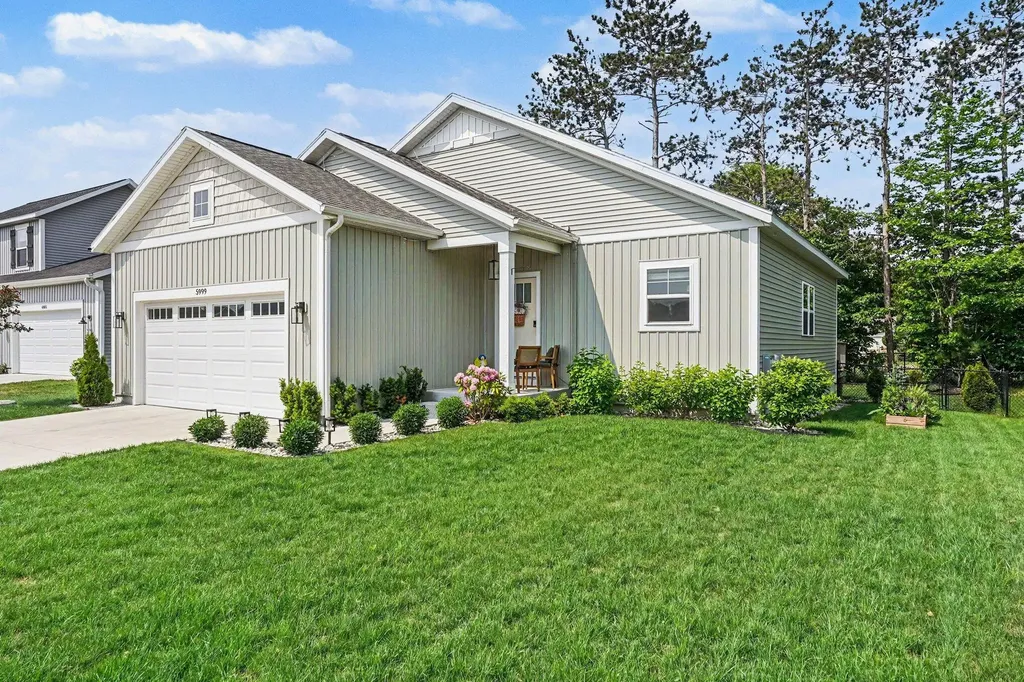 5999 N Bear Den Trail Fruitport Charter Township MI 49444