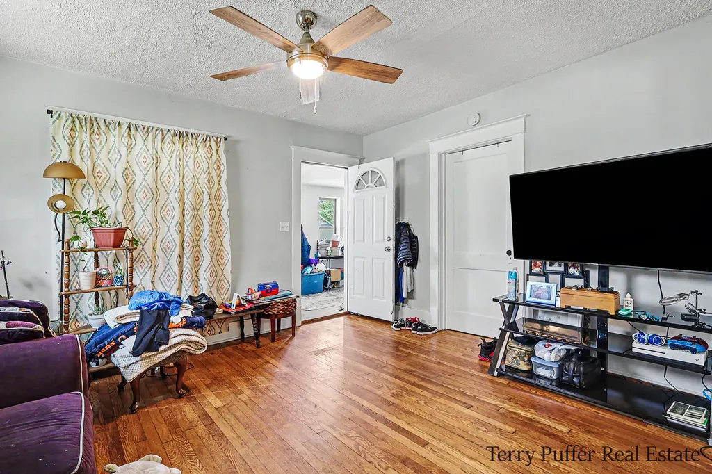 1093 W Southern Avenue Muskegon City MI 49441