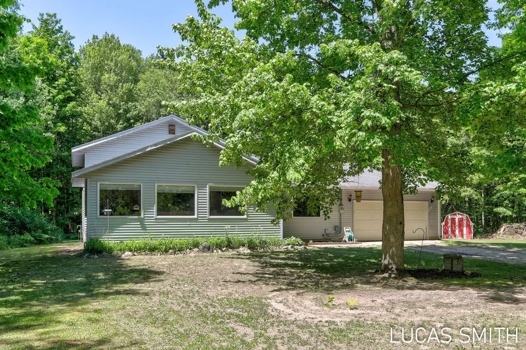 262 17 Mile Road NW Tyrone Township MI 49330