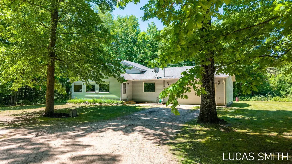 262 17 Mile Road NW Tyrone Township MI 49330