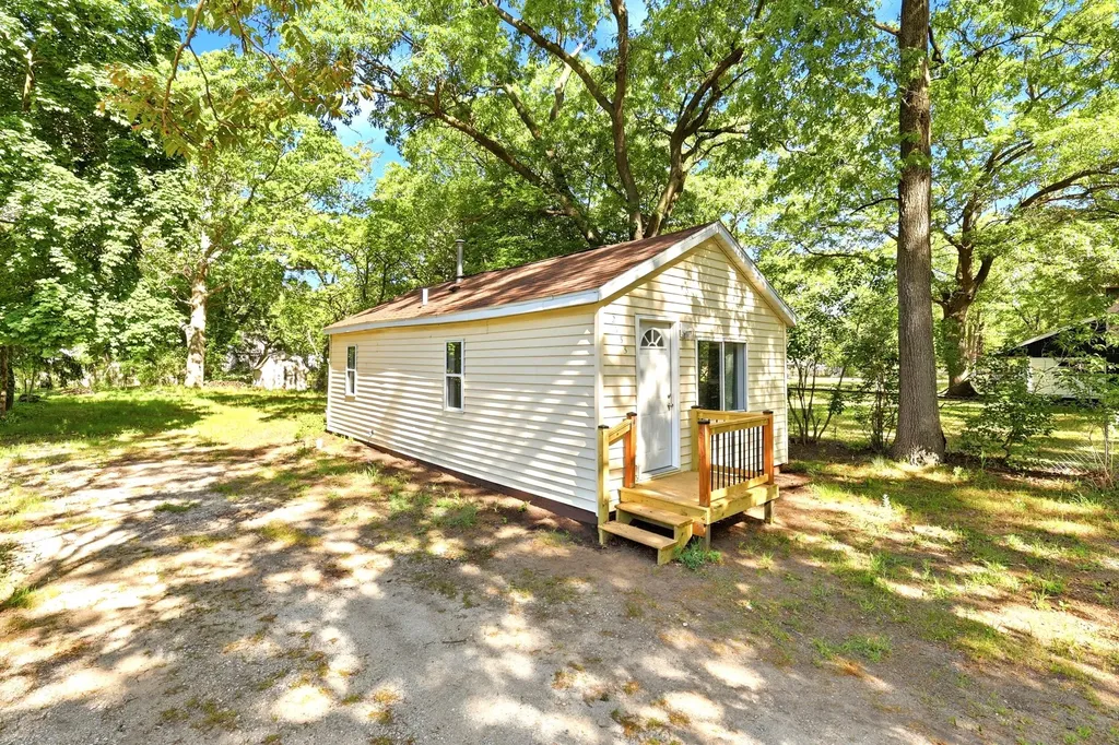 2933 Valk Street Norton Shores City MI 49444