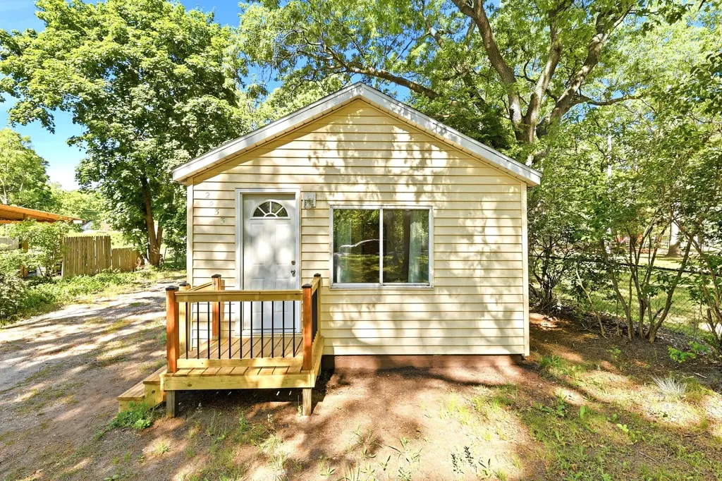 2933 Valk Street Norton Shores City MI 49444