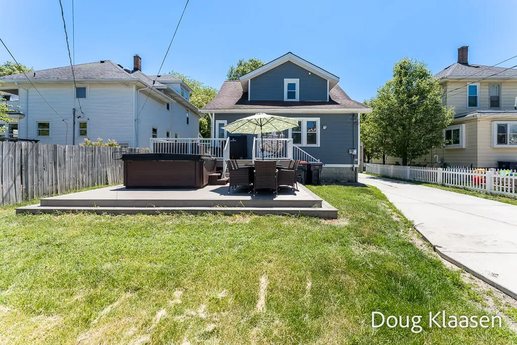 67 W 18th Street Holland City MI 49423