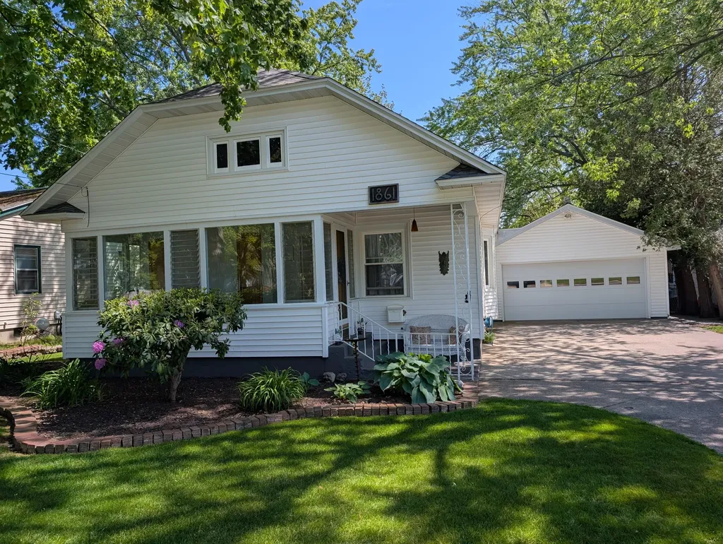1861 Glen Avenue Muskegon City MI 49441