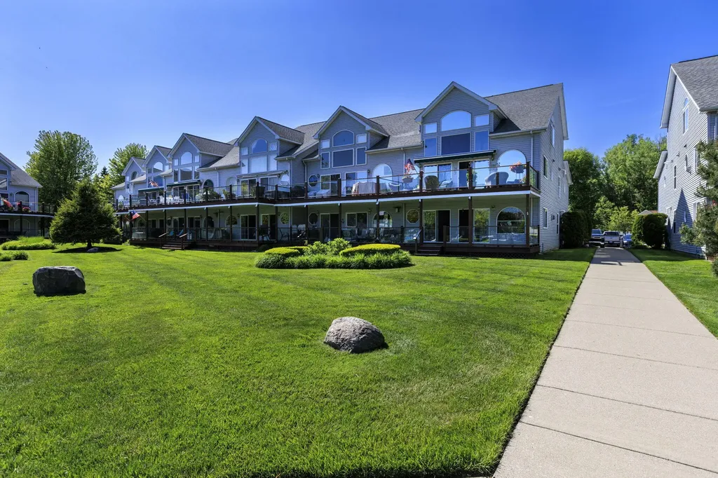 37868 Jefferson Avenue Harrison Charter Township MI 48045