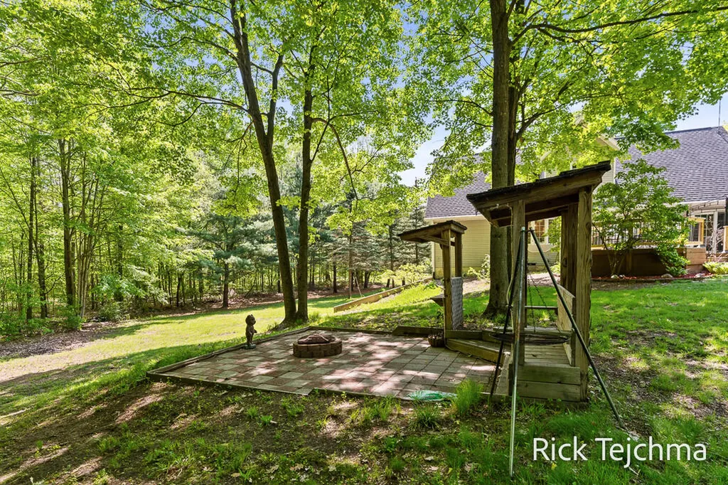 10345 Red Oak Ridge Reynolds Township MI 49329