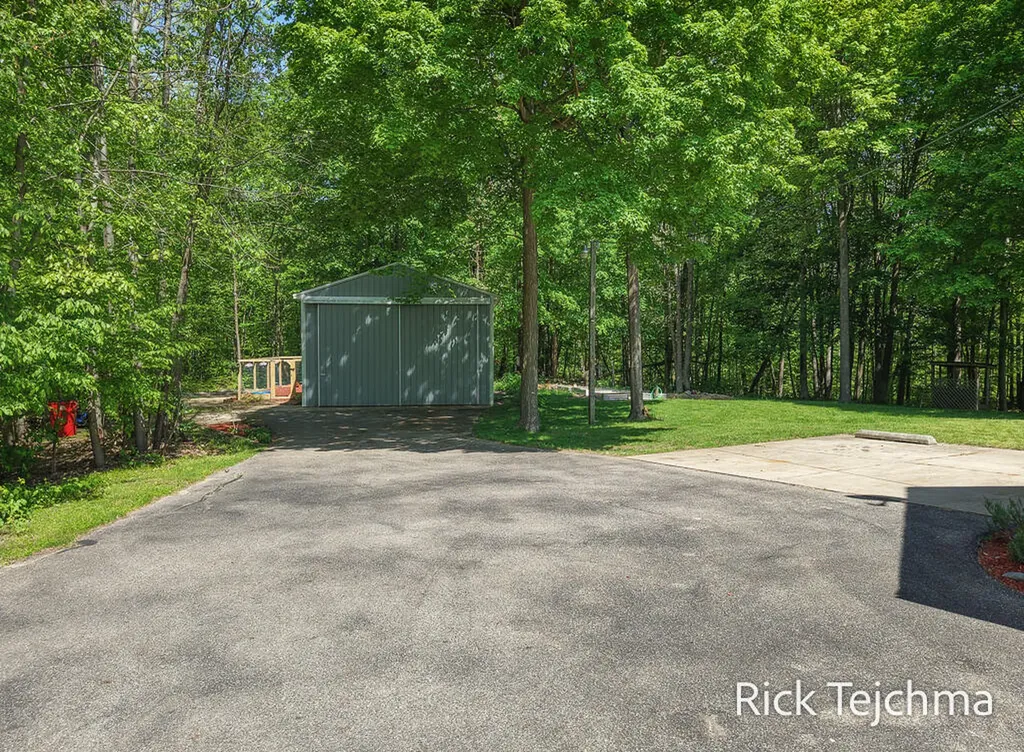 10345 Red Oak Ridge Reynolds Township MI 49329
