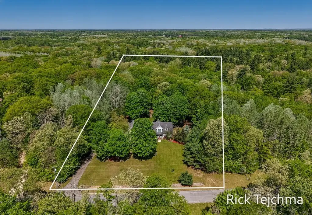 10345 Red Oak Ridge Reynolds Township MI 49329