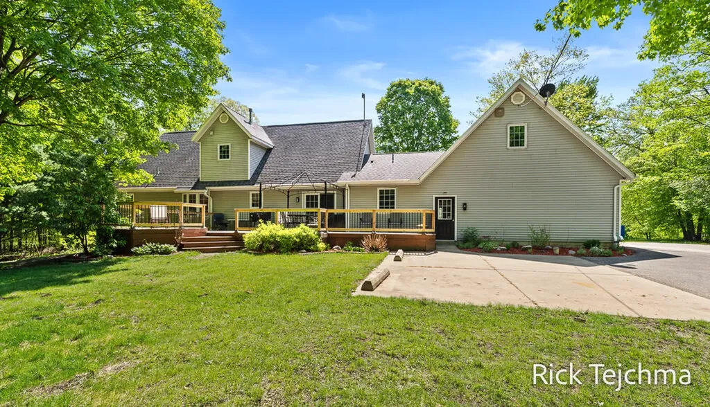 10345 Red Oak Ridge Reynolds Township MI 49329
