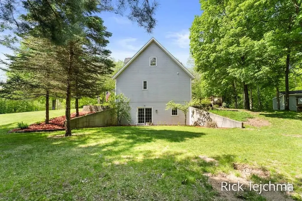 10345 Red Oak Ridge Reynolds Township MI 49329