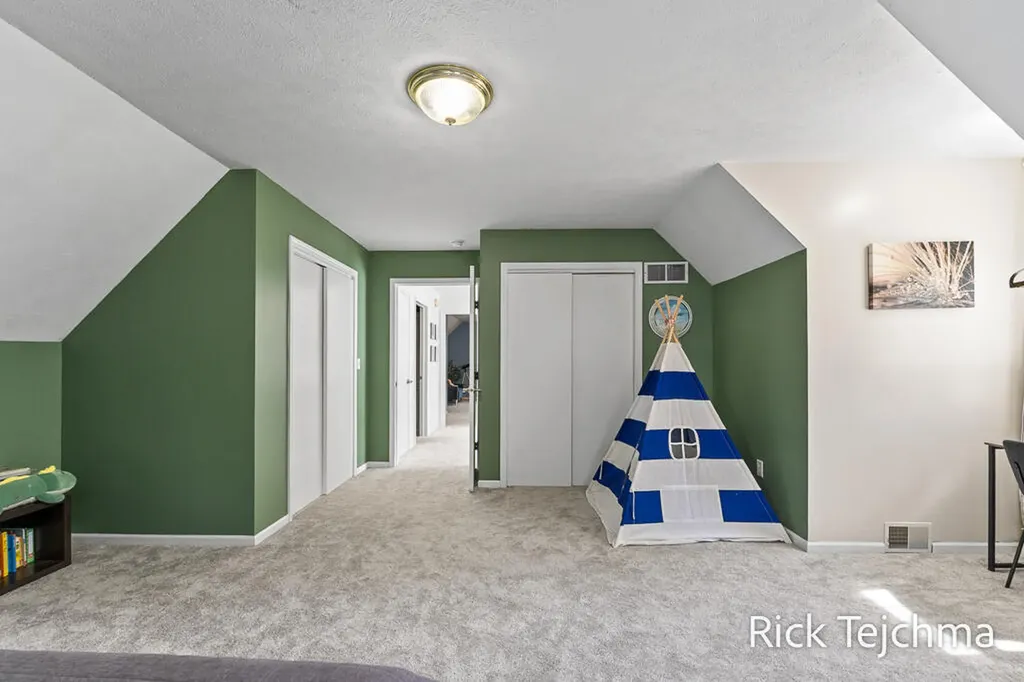 10345 Red Oak Ridge Reynolds Township MI 49329