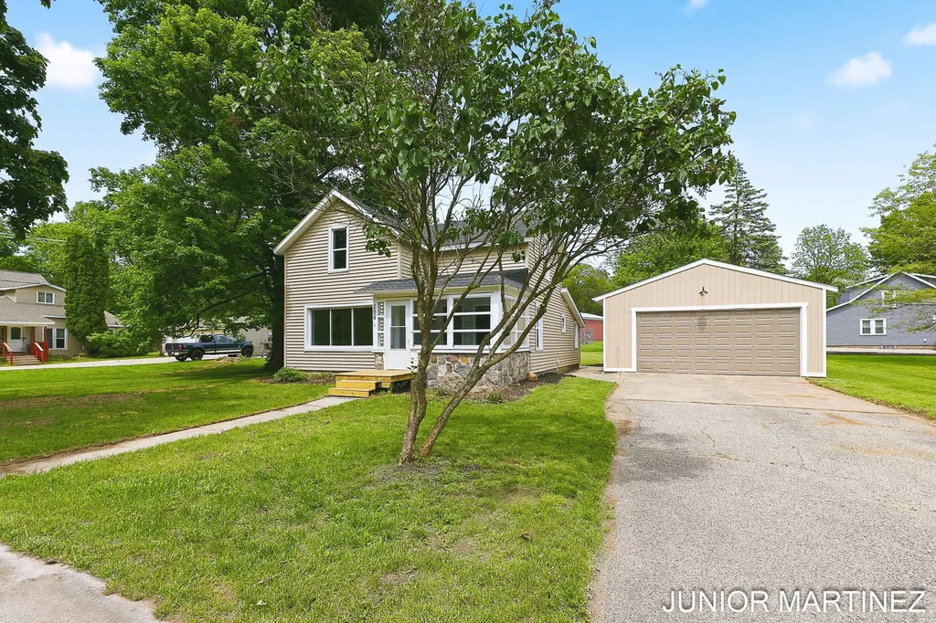 204 N Sherwood Avenue Plainwell City MI 49080