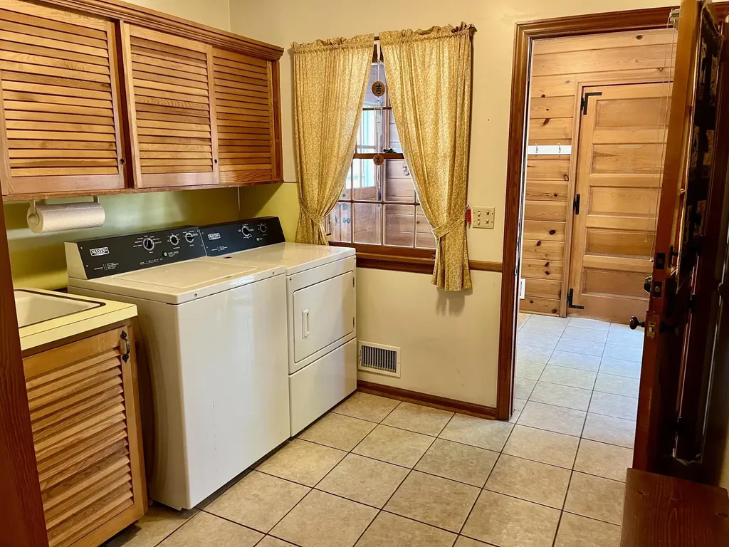 1892 Crestwood Lane Norton Shores City MI 49441