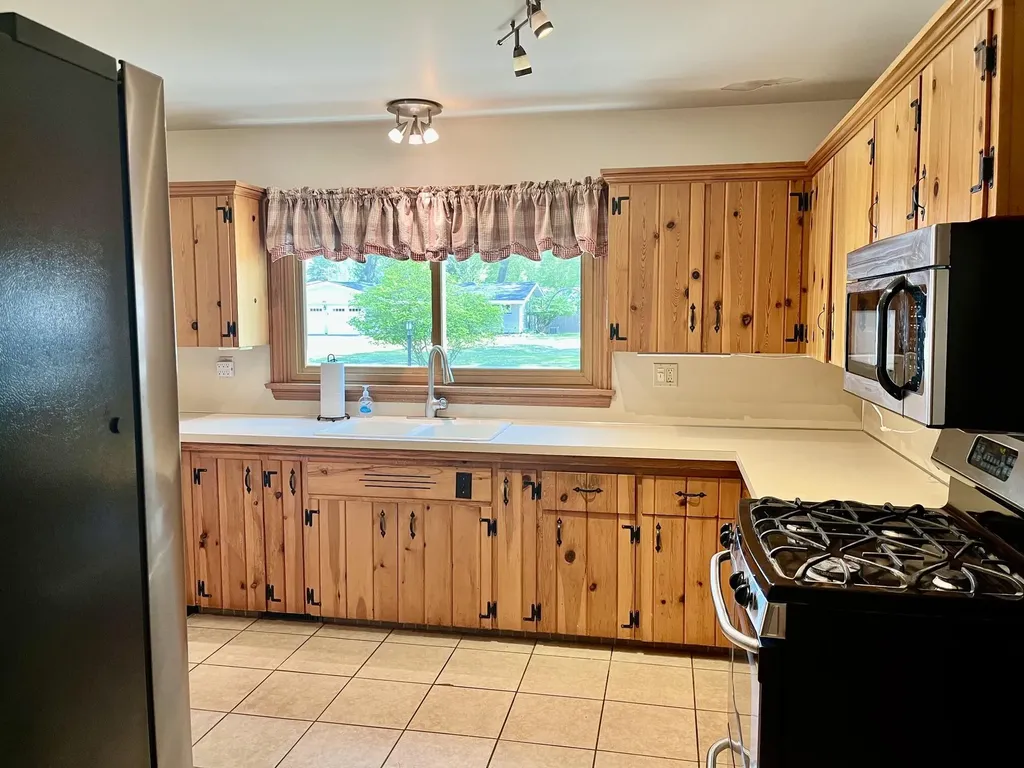 1892 Crestwood Lane Norton Shores City MI 49441