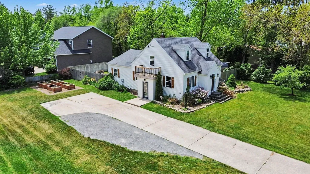 1222 W 32nd Street Holland City MI 49423