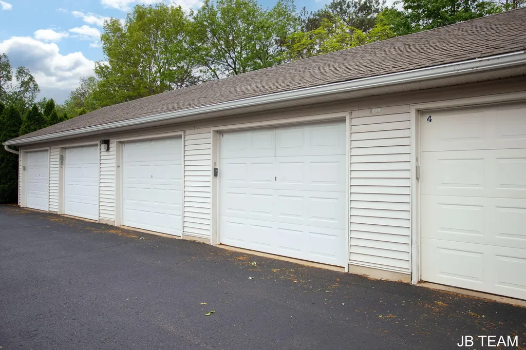 3042 W Crystal Waters Drive Holland Charter Township MI 49424