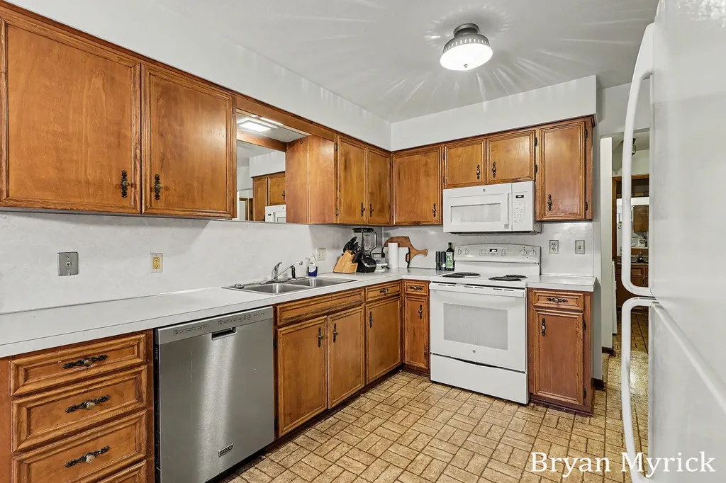 475-477 W 30th Street Holland City MI 49423