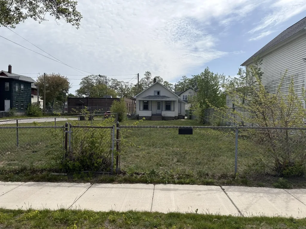 1296 Sanford Street Muskegon City MI 49441