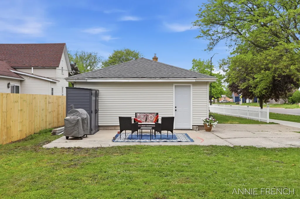 510 Van Raalte Avenue Holland City MI 49423