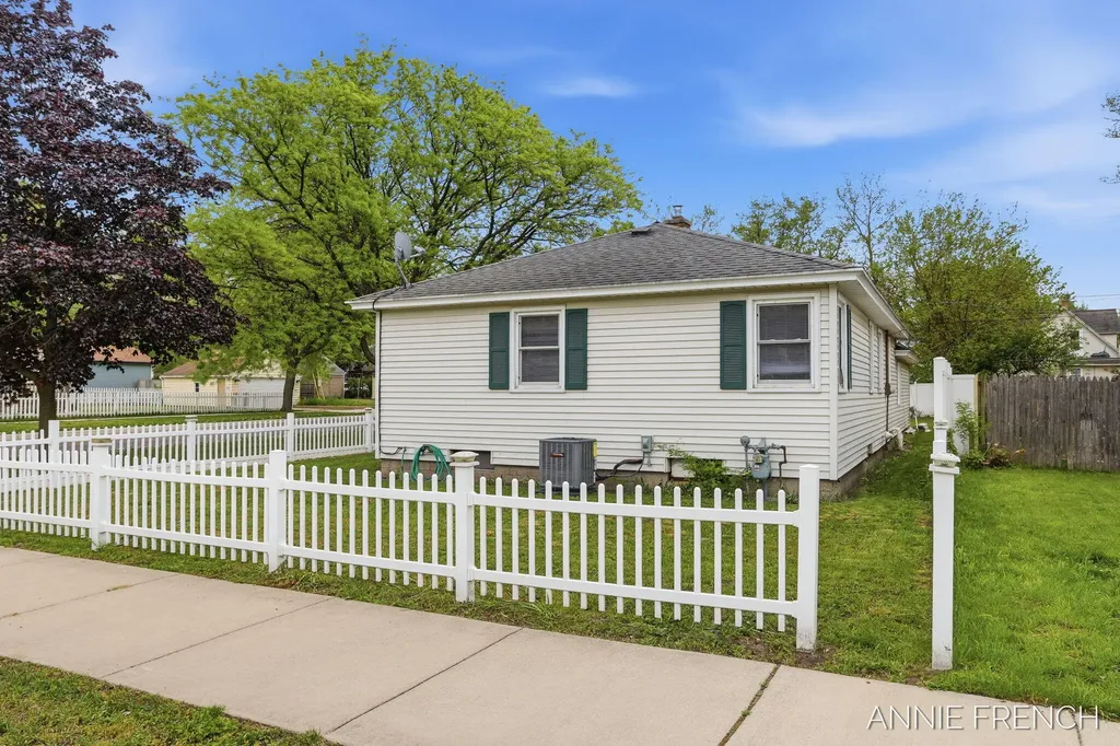 510 Van Raalte Avenue Holland City MI 49423