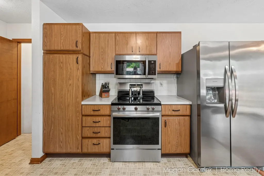 195 Surry Oak Drive Holland Charter Township MI 49424