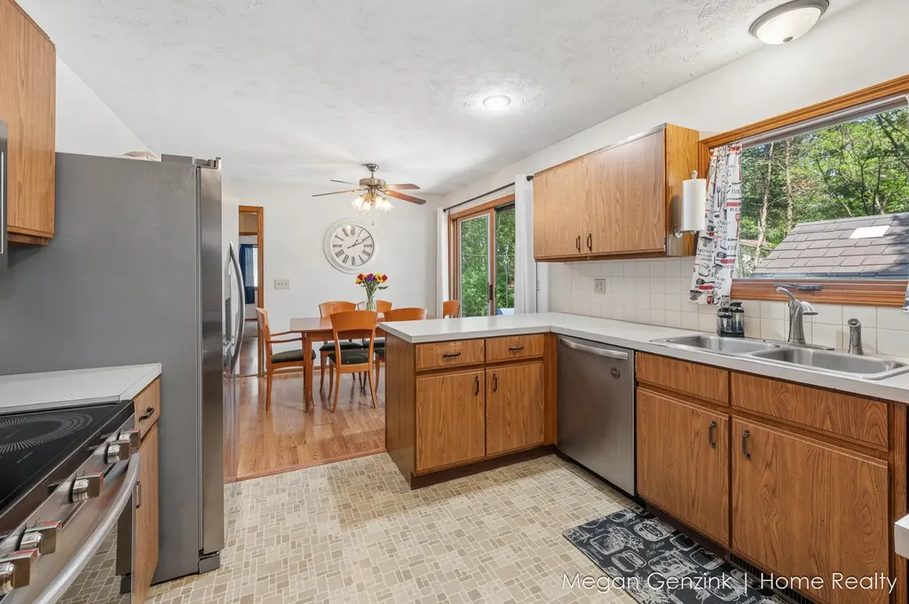 195 Surry Oak Drive Holland Charter Township MI 49424
