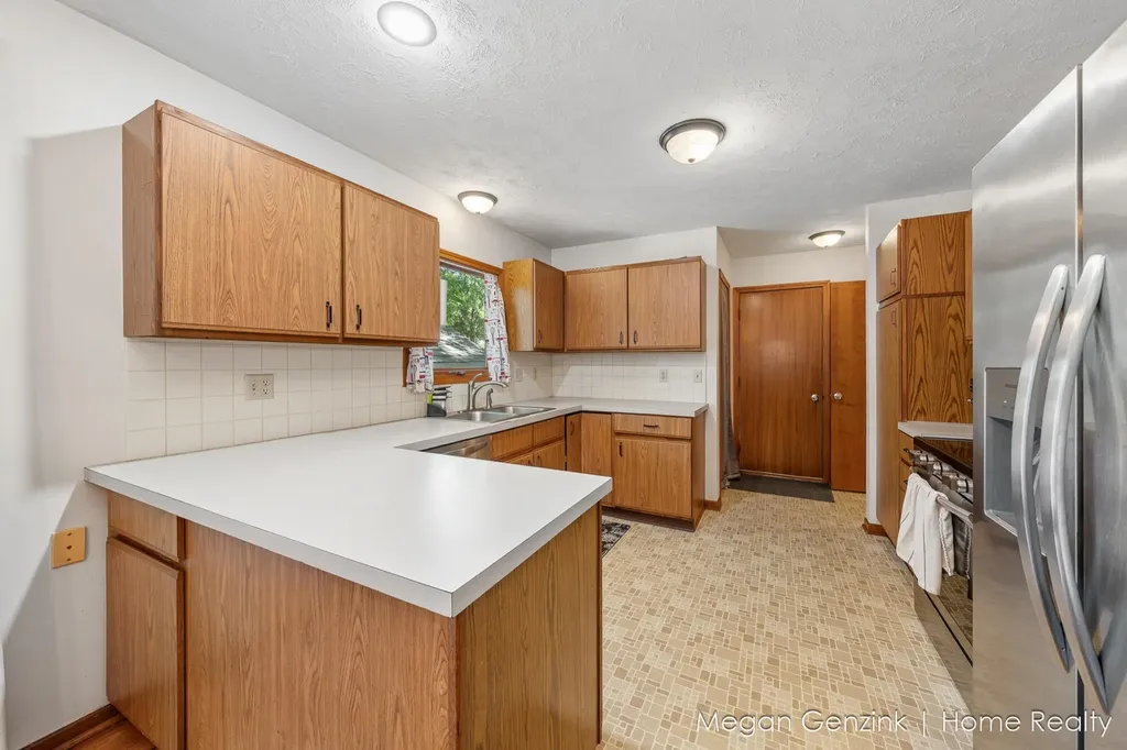 195 Surry Oak Drive Holland Charter Township MI 49424