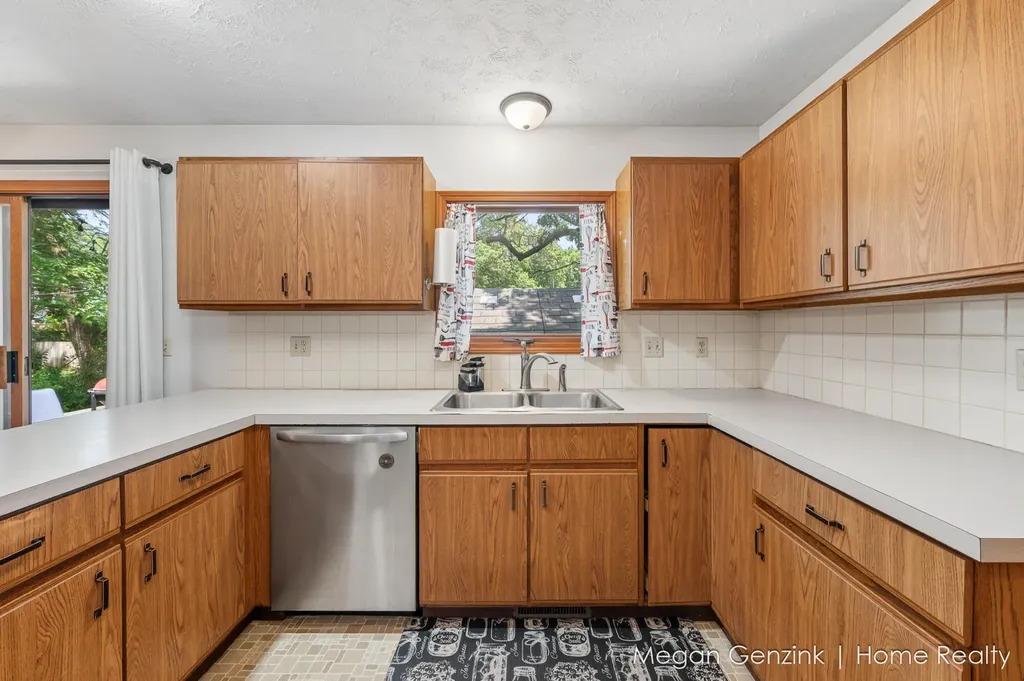 195 Surry Oak Drive Holland Charter Township MI 49424