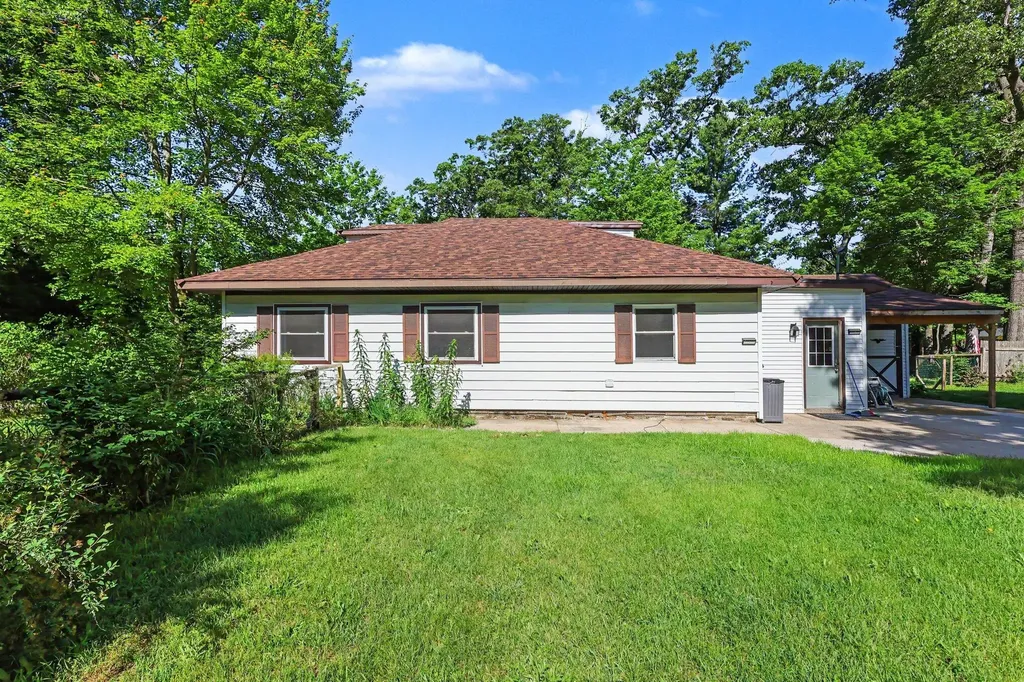 522 W Englewood Avenue Lakewood Club Village MI 49457