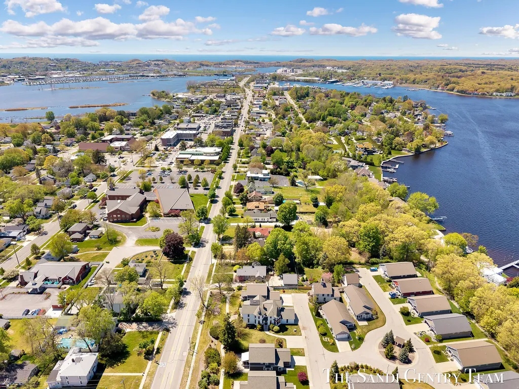318 Rachaels Way Spring Lake Village MI 49456