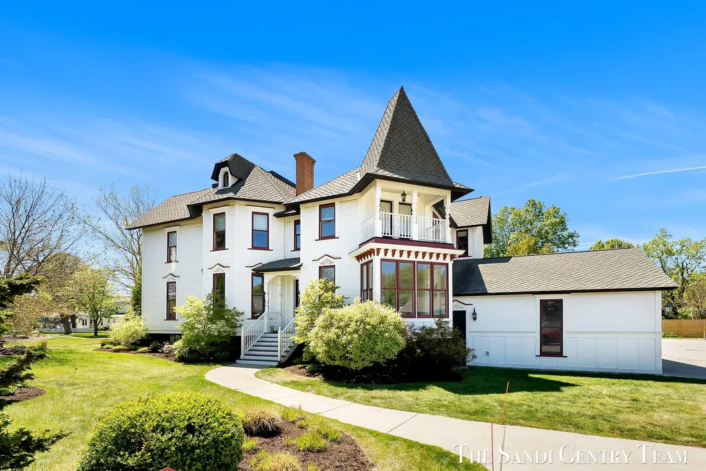 318 Rachaels Way Spring Lake Village MI 49456