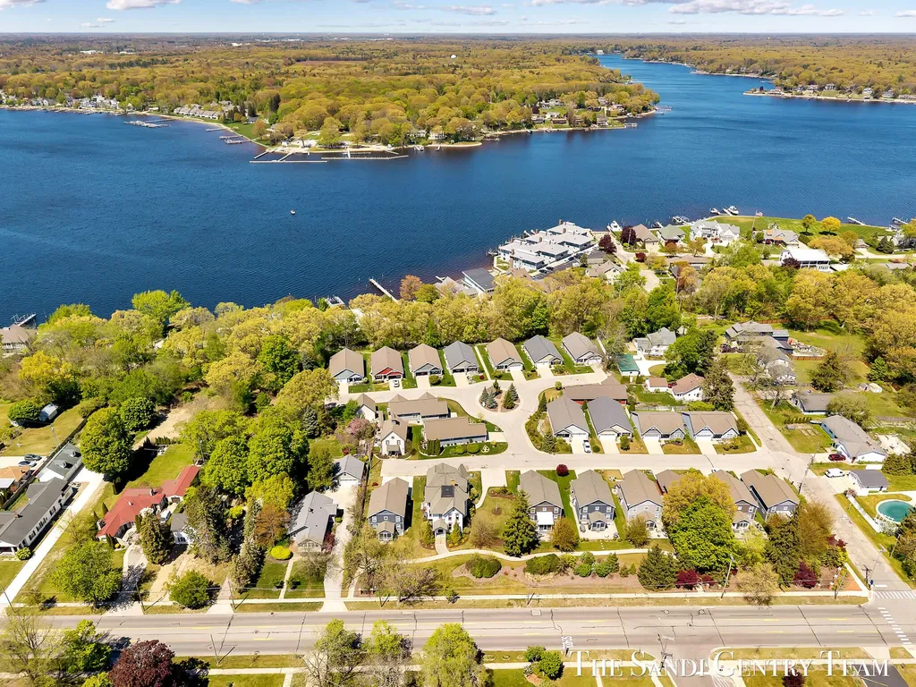 318 Rachaels Way Spring Lake Village MI 49456