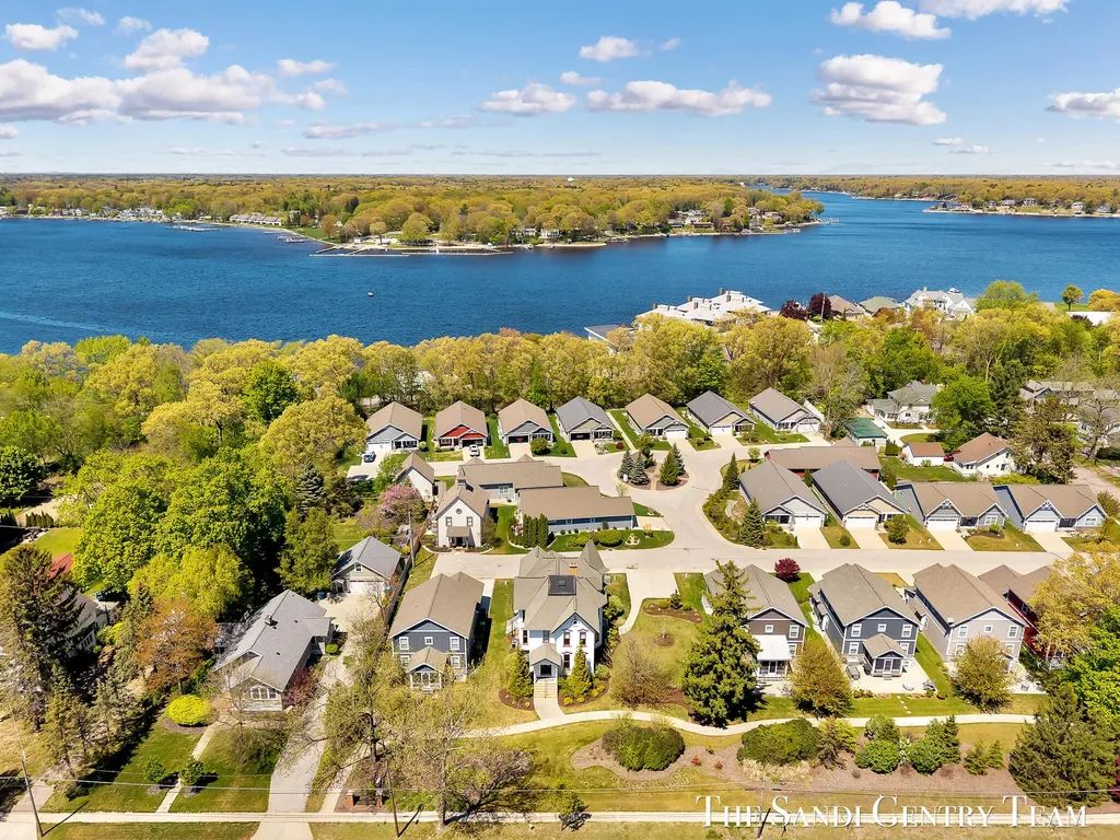 318 Rachaels Way Spring Lake Village MI 49456