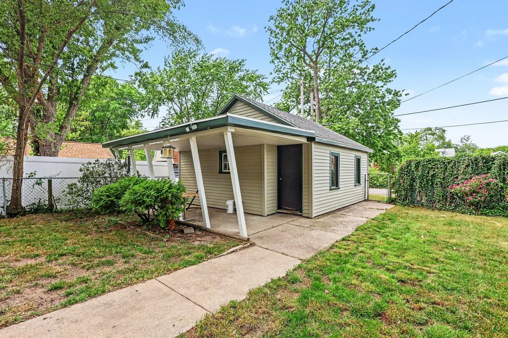 293 W 20th Street Holland City MI 49423