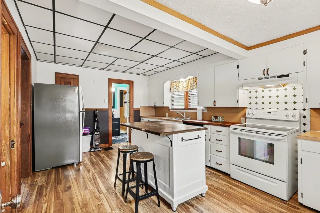 293 W 20th Street Holland City MI 49423
