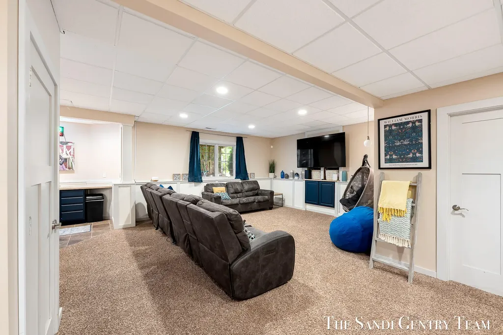 17 Boulder Drive Norton Shores City MI 49444