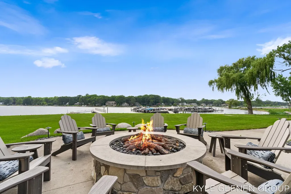 694 Bayshore Drive Park Township MI 49424