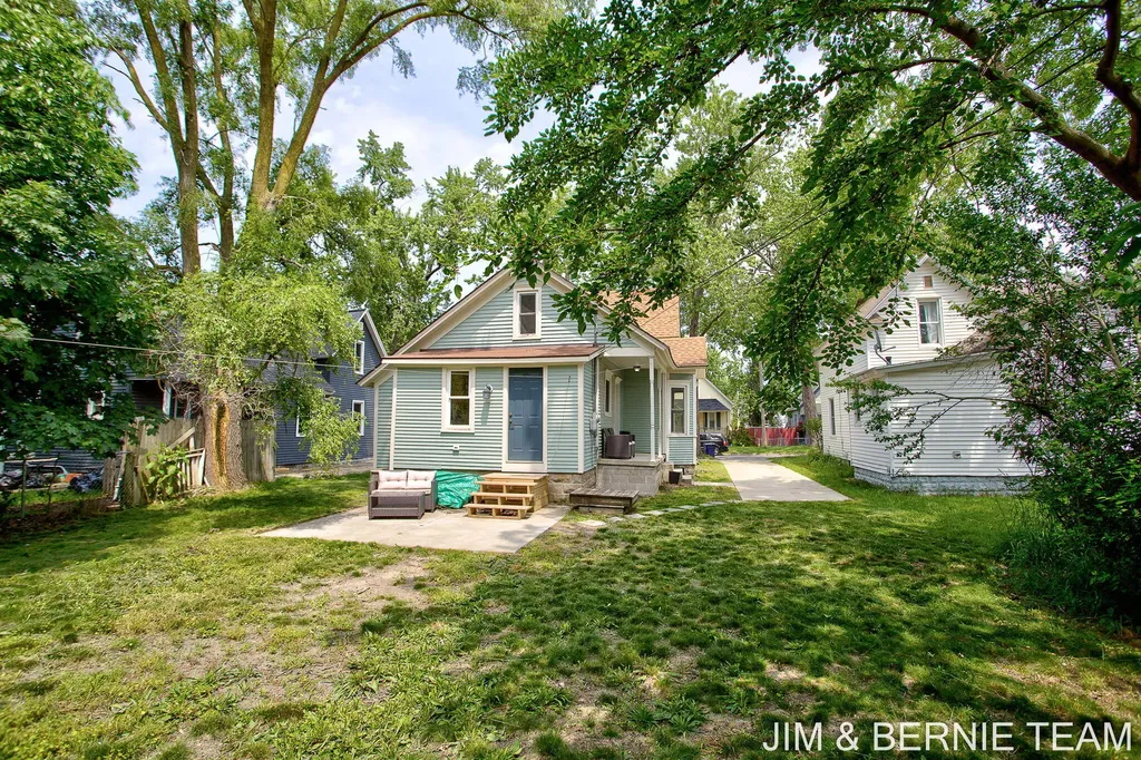124 E 17th Street Holland City MI 49423
