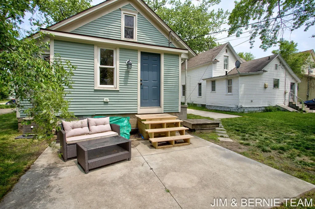 124 E 17th Street Holland City MI 49423