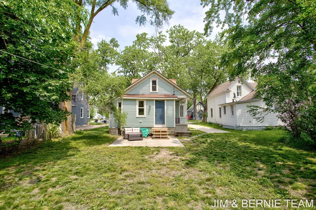 124 E 17th Street Holland City MI 49423
